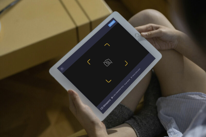 Personal de puerta validando una entrada con la app de AccesOnline