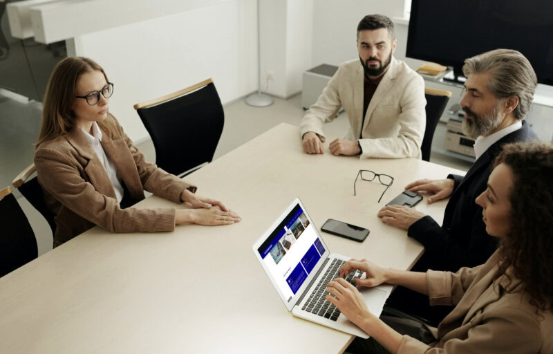 Reunión para revisar el mantenimiento WordPress de la web de una empresa de Valencia