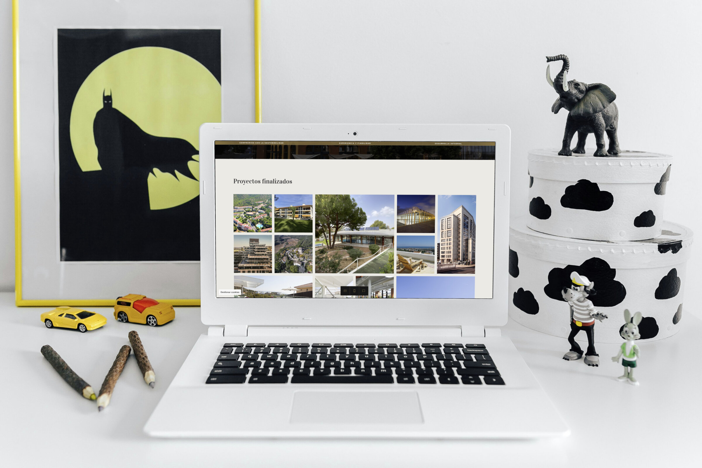 Web corporativa diseñada por Naranjatec vista en un portátil